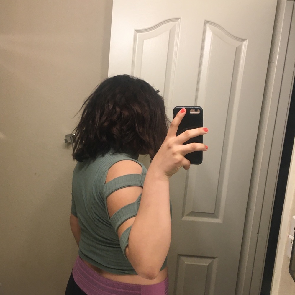 Crop top - Picture 2 of 3